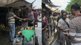 Ketua Granat Tanggamus, Lampung, Agus Ciek saat memberikan bantuan pedagang air dan saat memberikan uang lebaran kepada pekerja di Pasar Rengas Dengklok, Karawang, Jawa Barat, Rabu 25 Maret 2026 | Achmad Junaedi/Media Prioritastv.com.