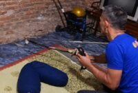 Petugas Damkarmat Tanggamus Pos Talang Padang saat berusaha menjinakan ular cobra sebelum menangkapnya di Pekon Negeri Agung, Selasa 24 Maret 2026 | ist/Media Prioritastv.com.