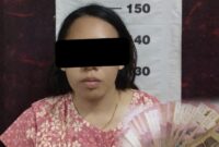 Tersangka SF yang berhasil ditangkap pada Selasa, 24 Maret 2026 dan insert barang bukti uang tunai yang turut disita | Dok. Humas Polres Metro.