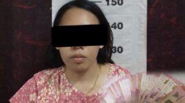 Tersangka SF yang berhasil ditangkap pada Selasa, 24 Maret 2026 dan insert barang bukti uang tunai yang turut disita | Dok. Humas Polres Metro.