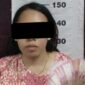 Tersangka SF yang berhasil ditangkap pada Selasa, 24 Maret 2026 dan insert barang bukti uang tunai yang turut disita | Dok. Humas Polres Metro.