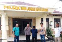 Kapolsek Tanjung Bintang Lampung Selatan Kompol Edi Qorinas saat merilis tersangka sebelum dijebloskan sel tahanan, Kamis 26 Maret 2026 | Dok. Polsek Tanjung Bintang.