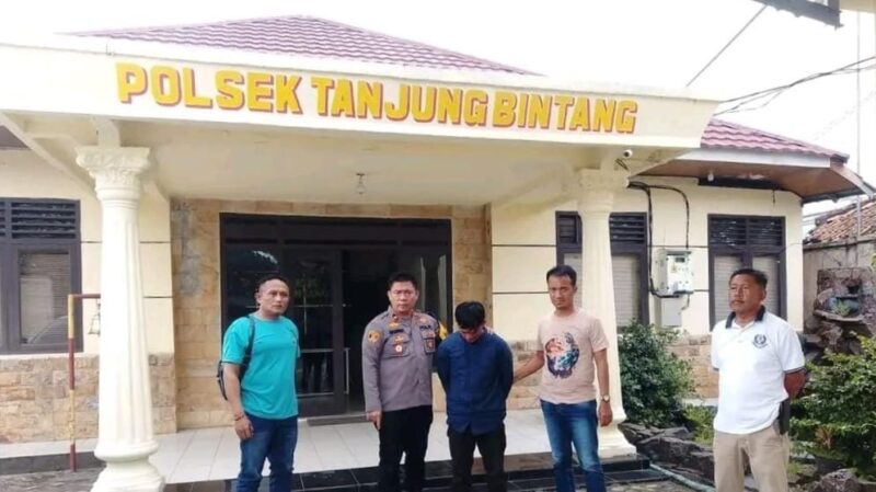 Kapolsek Tanjung Bintang Lampung Selatan Kompol Edi Qorinas saat merilis tersangka sebelum dijebloskan sel tahanan, Kamis 26 Maret 2026 | Dok. Polsek Tanjung Bintang.