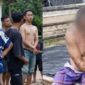 Kolase foto saat warga menonton diamankannya oknum ustad dan saat oknuk tersebut diikat warga di tiang gardu Desa Pisang Sambo, Kecamatan Tirtajaya, Karawang, Jawa Barat, Kamis 26 Maret 2026 | Dok. Tangkapan Layar Video.