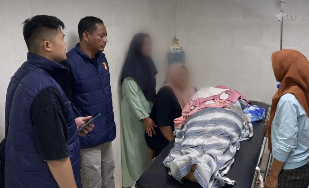 Anggota Polres Lampung Timur saat melakukan pemeriksaan salah satu korban usai dinyatakan meninggal dunia | Dok. Polres Lampung Timur.
