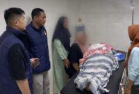 Anggota Polres Lampung Timur saat melakukan pemeriksaan salah satu korban usai dinyatakan meninggal dunia | Dok. Polres Lampung Timur.