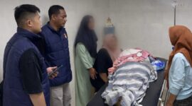 Anggota Polres Lampung Timur saat melakukan pemeriksaan salah satu korban usai dinyatakan meninggal dunia | Dok. Polres Lampung Timur.