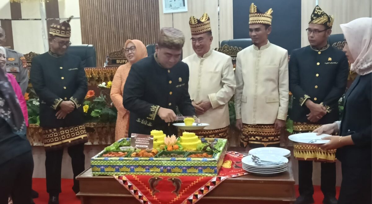 Pemotongan tumpeng HUT ke 29 Kabupaten Tanggamus oleh Wakil Ketua I DPRD Tanggamus, Rangga Putra Hakim, Jumat 27 Maret 2026 | Herdi/Media Prioritastv.com.