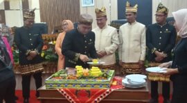 Pemotongan tumpeng HUT ke 29 Kabupaten Tanggamus oleh Wakil Ketua I DPRD Tanggamus, Rangga Putra Hakim, Jumat 27 Maret 2026 | Herdi/Media Prioritastv.com.