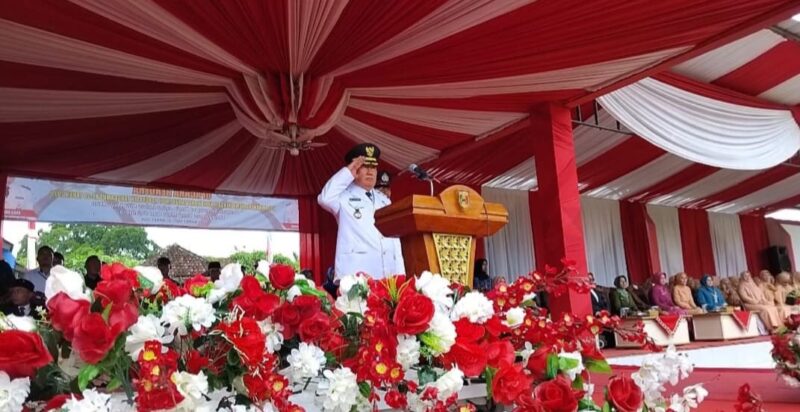 Bupati Tanggamus, H. Moh. Saleh Asnawi saat memimpin upacara HUT ke 29 Kabupaten Tanggamus di Lapangan Merdeka Kota Agung, Senin 30 Maret 2026 | Herdi/Media Prioritastv.com.