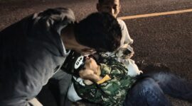 Para pemuda Tanggamus saat mengamankan satu pelaku pencurian mobil di Pekon Fajar Agung, Kecamatan Pringsewu, Kabupaten Pringsewu, Sabtu 7 Maret 2026, lalu | ist/Media Prioritastv.com.