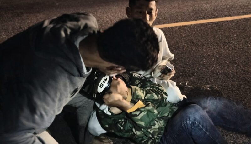 Para pemuda Tanggamus saat mengamankan satu pelaku pencurian mobil di Pekon Fajar Agung, Kecamatan Pringsewu, Kabupaten Pringsewu, Sabtu 7 Maret 2026, lalu | ist/Media Prioritastv.com.