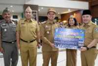 Bupati Pringsewu Riyanto Pamungkas saat menyerahkan undian umroh kepada 2 pegawai usai apel perdana setelah libur panjang, Senin 30 Maret 2026 | Samuel/Media Prioritastv.com.