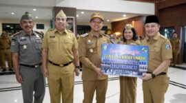 Bupati Pringsewu Riyanto Pamungkas saat menyerahkan undian umroh kepada 2 pegawai usai apel perdana setelah libur panjang, Senin 30 Maret 2026 | Samuel/Media Prioritastv.com.