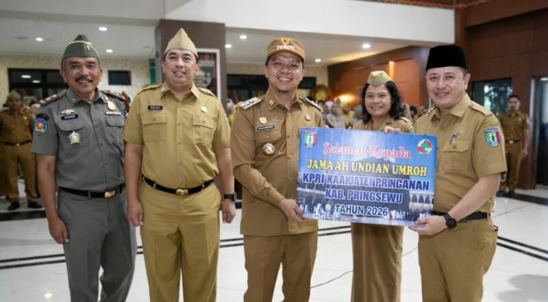 Bupati Pringsewu Riyanto Pamungkas saat menyerahkan undian umroh kepada 2 pegawai usai apel perdana setelah libur panjang, Senin 30 Maret 2026 | Samuel/Media Prioritastv.com.