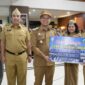 Bupati Pringsewu Riyanto Pamungkas saat menyerahkan undian umroh kepada 2 pegawai usai apel perdana setelah libur panjang, Senin 30 Maret 2026 | Samuel/Media Prioritastv.com.