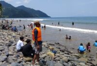 Petugas Pantai Muara Baru,  Pekon Ketapang, Limau, Tanggamus saat memantau pengunjung yang mandi di laut, Minggu 29 Maret 2026 | Herdi/Media Prioritastv.com.