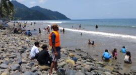 Petugas Pantai Muara Baru,  Pekon Ketapang, Limau, Tanggamus saat memantau pengunjung yang mandi di laut, Minggu 29 Maret 2026 | Herdi/Media Prioritastv.com.