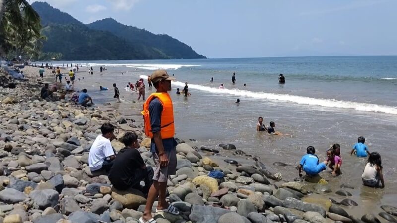 Petugas Pantai Muara Baru, Pekon Ketapang, Limau, Tanggamus saat memantau pengunjung yang mandi di laut, Minggu 29 Maret 2026 | Herdi/Media Prioritastv.com.