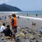 Petugas Pantai Muara Baru,  Pekon Ketapang, Limau, Tanggamus saat memantau pengunjung yang mandi di laut, Minggu 29 Maret 2026 | Herdi/Media Prioritastv.com.