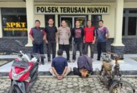 Kedua tersangka yang berhasil ditangkap Polsek Terusan Nunyai | Dok. Humas Polres Lampung Tengah.
