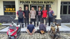 Kedua tersangka yang berhasil ditangkap Polsek Terusan Nunyai | Dok. Humas Polres Lampung Tengah.