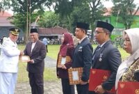 Bupati Tanggamus, H. Moh. Saleh Asnawi saat menyerahkan penghargaan kepada MK. Prayitno diwakili Akhmadi Sumaryanto, Senin 30 Maret 2026 | Herdi/Media Prioritastv.com.
