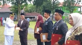 Bupati Tanggamus, H. Moh. Saleh Asnawi saat menyerahkan penghargaan kepada MK. Prayitno diwakili Akhmadi Sumaryanto, Senin 30 Maret 2026 | Herdi/Media Prioritastv.com.