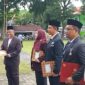 Bupati Tanggamus, H. Moh. Saleh Asnawi saat menyerahkan penghargaan kepada MK. Prayitno diwakili Akhmadi Sumaryanto, Senin 30 Maret 2026 | Herdi/Media Prioritastv.com.