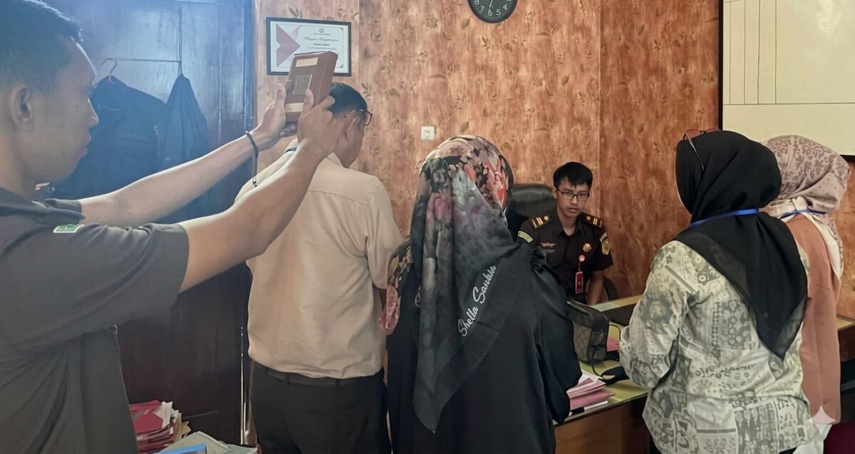 Penyidik Kejari Tanggamus saat mengambil sumpah 4 saksi kasus korupsi BPRS Tanggamus di Kantor Kejari setempat, Senin 30 Maret 2026 | Dok. IG Kejari Tanggamus.