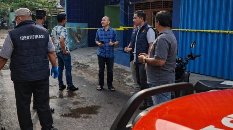 Polisi saat melakukan identifikasi TKP usai serangan terhadap 2 PSK di Pemandangan, Panjang, Bandar Lampung, Selasa 31 Maret 2026 | Dok. Polda Lampung.
