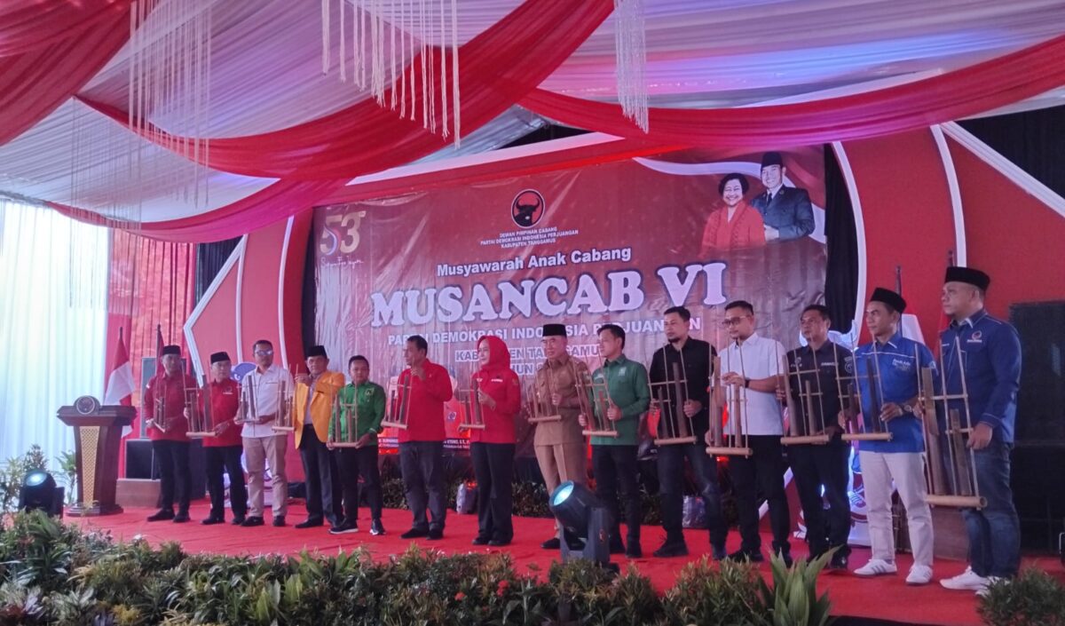 Ketua DPD PDI Perjuangan Provinsi Lampung Hj. Winarti didampingi Bupati Tanggamus H. Moh. Saleh Asnawi, ketua DPC PDI Perjuangan Tanggamus H. Burhanudin Noer saat membuka Musancab VI PDIPP Tanggamus di halaman kantor DPC PDIP Pekon Kampung Baru, Kecamatan Kota Agung Timur, Selasa 31 Maret 2026 | Herdi/Media Prioritastv.com.