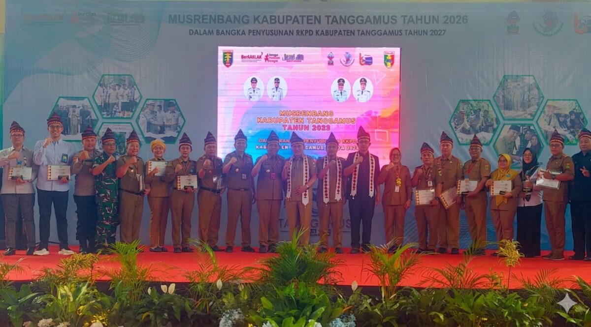 Foto bersama Bupati Tanggamus, H. Moh. Saleh Asnawi bersama para kepala OPD dan Camat yang berhasil meraih Tanggamus Award dalam rangkaian Musrenbang Tahun 2026 di GOR Kota Agung, Selasa 31 Maret 2026 | Herdi/Media Prioritastv.com.