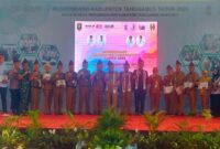 Foto bersama Bupati Tanggamus, H. Moh. Saleh Asnawi bersama para kepala OPD dan Camat yang berhasil meraih Tanggamus Award dalam rangkaian Musrenbang Tahun 2026 di GOR Kota Agung, Selasa 31 Maret 2026 | Herdi/Media Prioritastv.com.