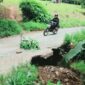 Penampakan jalan amblas di Pekon Pulau Panggung, Tanggamus menuju 6 Pekon di Kecamatan Pulau Panggung, Selasa 31 Maret 2026 | Mustar Aripin/Media Prioritastv.com.
