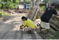 Ketua Karang Taruna Kecamatan Pagelaran Bambang Irawan, S.H., memimpin langsung perbaikan gorong-gorong amblas secara swadaya bersama warga dan donatur (Foto: istimewa)