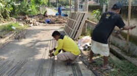 Ketua Karang Taruna Kecamatan Pagelaran Bambang Irawan, S.H., memimpin langsung perbaikan gorong-gorong amblas secara swadaya bersama warga dan donatur (Foto: istimewa)