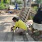 Ketua Karang Taruna Kecamatan Pagelaran Bambang Irawan, S.H., memimpin langsung perbaikan gorong-gorong amblas secara swadaya bersama warga dan donatur (Foto: istimewa)