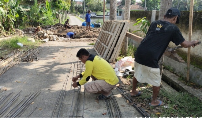 Ketua Karang Taruna Kecamatan Pagelaran Bambang Irawan, S.H., memimpin langsung perbaikan gorong-gorong amblas secara swadaya bersama warga dan donatur (Foto: istimewa)
