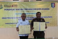 Kepala DPMPTSP Pringsewu Handri Yusuf bersama Kepala Kejaksaan Negeri Pringsewu Anggiat AP Pardede (Foto Dok DPMPTSP Pringsewu )