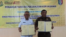 Kepala DPMPTSP Pringsewu Handri Yusuf bersama Kepala Kejaksaan Negeri Pringsewu Anggiat AP Pardede (Foto Dok DPMPTSP Pringsewu )