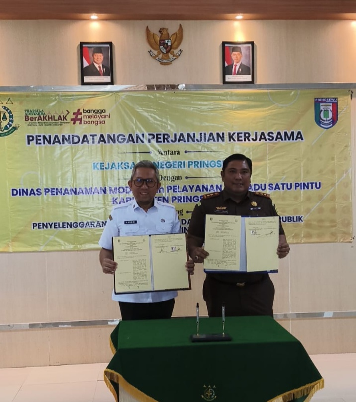 Kepala DPMPTSP Pringsewu Handri Yusuf bersama Kepala Kejaksaan Negeri Pringsewu Anggiat AP Pardede (Foto Dok DPMPTSP Pringsewu )