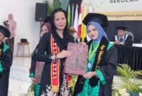 Angota DPD RI Almira Nabila Fauzi. hadiri wisuda kedua STIT Tanggamus, dorong lulusan jadi penggerak peningkatan kualitas SDM dan IPM daerah.(Foto: istimewa).