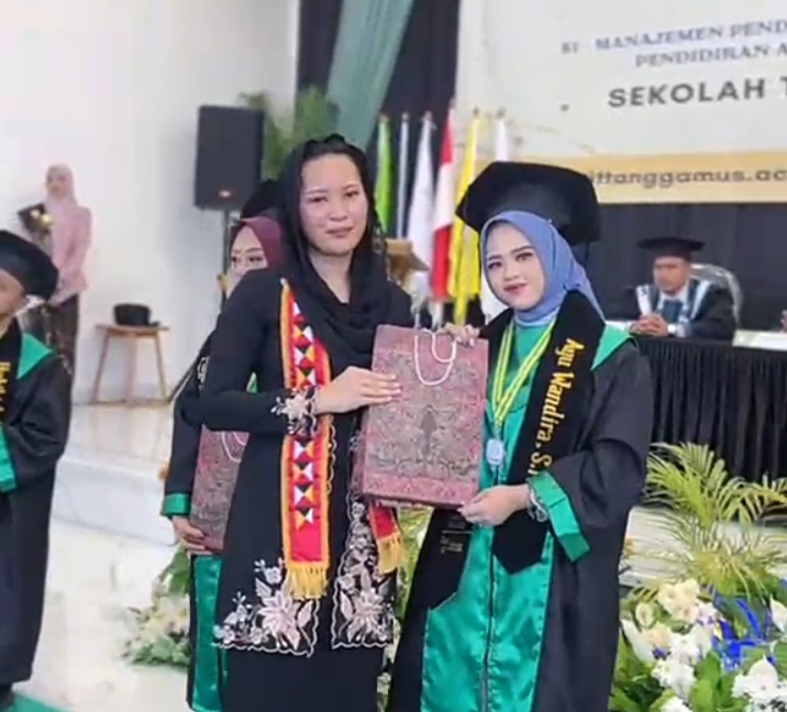 Angota DPD RI Almira Nabila Fauzi. hadiri wisuda kedua STIT Tanggamus, dorong lulusan jadi penggerak peningkatan kualitas SDM dan IPM daerah.(Foto: istimewa).