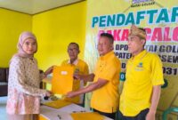 Perwakilan Ririn Kuswantari menerima formulir pendaftaran dari panitia SC Musda IV Golkar Pringsewu, menandai langkah awal menuju kursi kepemimpinan partai (Foto: istimewa)
