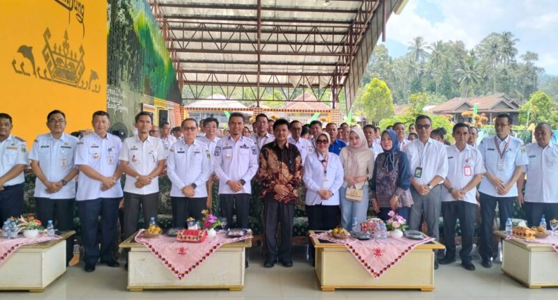 Foto bersama usai halal bihalal dan perpisahan Plt Kepala BKAD Tanggamus di  Destinasi Wisata Way Lalaan, Rabu 1 April 2026 | Herdi/Media Prioritastv.com.