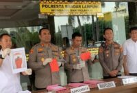 Konferensi pers Polresta Bandar Lampung dalam pengungkapan kasus penganiayaan yang mengakibatkan satu korban meninggal dan satu korban luka berat, Rabu 1 April 2026 |