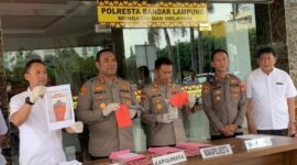 Konferensi pers Polresta Bandar Lampung dalam pengungkapan kasus penganiayaan yang mengakibatkan satu korban meninggal dan satu korban luka berat, Rabu 1 April 2026 |