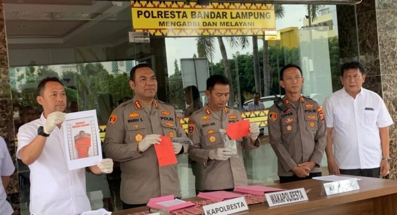 Konferensi pers Polresta Bandar Lampung dalam pengungkapan kasus penganiayaan yang mengakibatkan satu korban meninggal dan satu korban luka berat, Rabu 1 April 2026 |