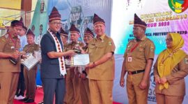 Kadisdukcapil Tanggamus, Maradona saat menerima penyerahan Tanggamus Award 2026 dalam Musrenbang di GOR Kota Agung, Selasa 31 Maret 2026 |